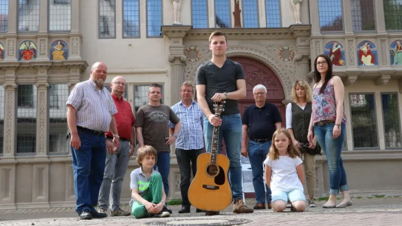 (vorne) JamieRoy, Marvin Belke, Finnya sowie (dahinter, von links) Bernd Rossmann, Andreas Ollenburg, Matthias Belke, Peter Bobe, J&uuml;rgen Scheffler, Sonja Allington und Sarah-Janine Westerheide. - &copy; Yvonne Glandien