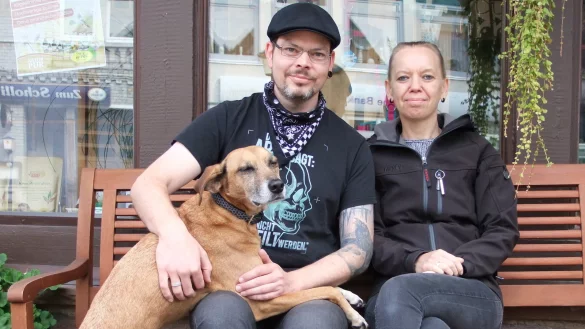 Iris und Ingo Horning aus Blomberg verkaufen nicht nur Futter f&uuml;r das Barfen &ndash; ihr Hund bekommt die Kost nat&uuml;rlich auch. - &copy; Axel B&uuml;rger