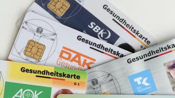 Gesundheitskarten verschiedener Krankenkassen: Der Vorschlag, Gutverdiener st&auml;rker zur Kasse zu bitten, sorgt f&uuml;r politische Debatten. - &copy; Jens Kalaene/dpa-Zentralbild/dpa