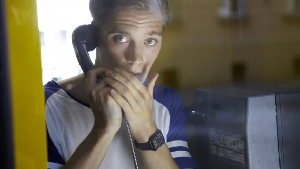 DDR-Soldat Martin Rauch (Jonas Nay) wird in der "Deutschland"-Reihe als Spion in den Westen geschickt. - &copy; Laura Deschner/UFA Fiction f&uuml;r RTL