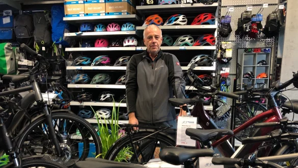 Experte: Andreas Meier hat sich mit 26 Jahren selbstst&auml;ndig gemacht. In seinem Gesch&auml;ft an der Herforder Stra&szlig;e k&ouml;nnen sich die Kunden etwa 150 R&auml;der anschauen.&nbsp; - &copy; Thomas Reineke
