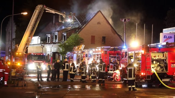 Gro&szlig;einsatz: Feuerwehrleute sind aus Herford, Bad Salzuflen, Enger, Vlotho und Hiddenhausen anger&uuml;ckt. - &copy; Frank-Michael Kiel-Steinkamp