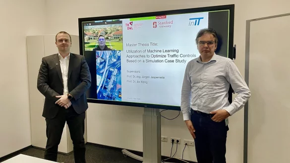 Maxim Friesen (li.) und Pr&uuml;fer Professor Dr. J&uuml;rgen Jasperneite (re.). Zugeschaltet aus den USA: Zweitpr&uuml;fer Professor Dr. Jie Wang. - &copy; EECS