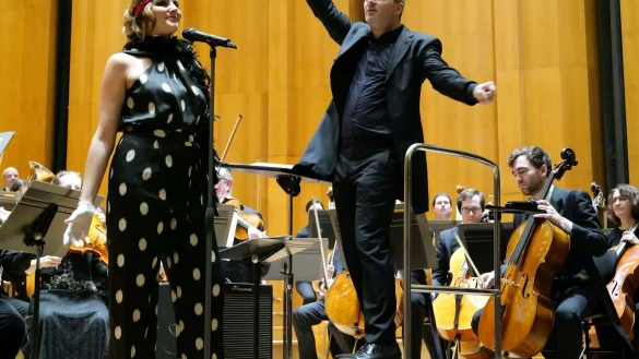 Schwungvolles Dirigat aus der Hüfte und stimmlicher Glanz. Sopranistin Eva Hartová brilliert im Neujahrskonzert der NWD unter Leitung von Johannes Klumpp. - © Thomas Krügler