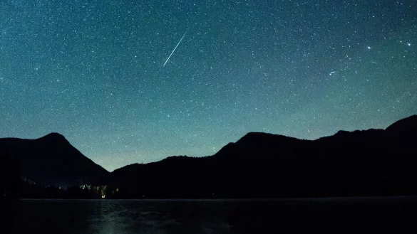 Eine Sternschnuppe leuchtet neben der Milchstra&szlig;e am Himmel &uuml;ber dem Walchensee. Wie jedes Jahr kreuzt die Erdbahn im November den Meteorstrom der Leoniden.&nbsp; - &copy; Matthias Balk/dpa
