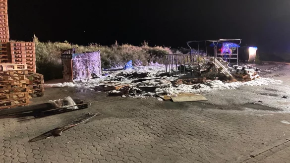 Ein Palettenbrand hat die Feuerwehr in der Nacht besch&auml;ftigt. - &copy; Freiwillige Feuerwehr Bad Salzuflen
