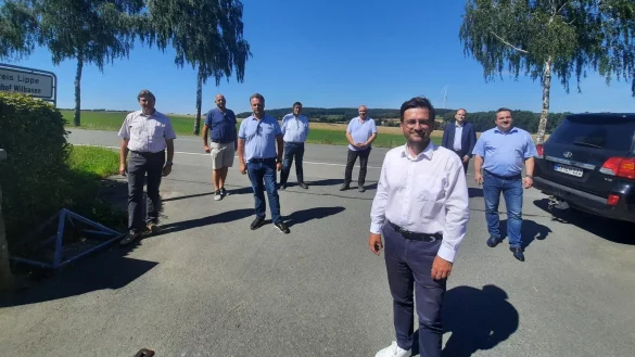 Thomas Kutschaty (vorne), Fraktionsvorsitzender der SPD im Landtag NRW, hat im Zuge seiner Sommertour auch einen Zwischenstopp in Blomberg eingelegt. Dort traf er sich zum Gespr&auml;ch mit (hinten von links) J&uuml;rgen Berghahn, Siegbert Fried, Antonio Noack, Adolf Steuer, Elmar Meilenbrock, Christoph Dolle und Landrat Dr. Axel Lehmann. - &copy; Michaela Wei&szlig;e