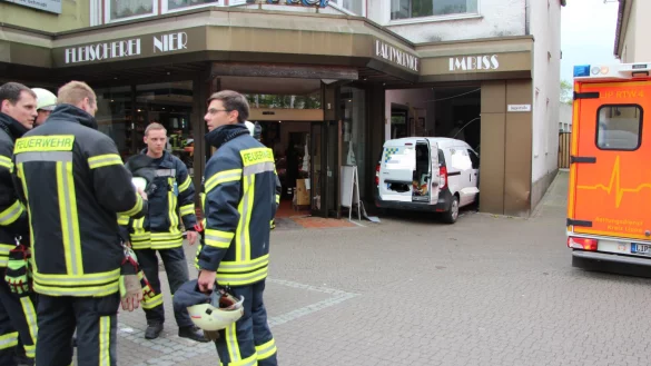 Ein Kastenwagen fährt in den Verkaufsraum der Fleischerei Nier an der Schloßstraße in Schötmar. - © Katrin Kantelberg(LZ)