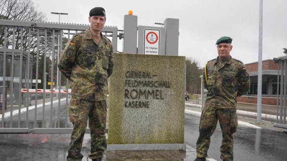 Der Leiter der ZAW-Betreuungsstelle in Augustdorf, Hauptmann Thomas S. (links), und Kompaniefeldwebel Rene K. freuen sich, dass der erste Schritt in Richtung Patenschaft gemacht ist. - &copy; Michaela Wei&szlig;e