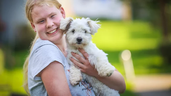 Jule Post (20) kann alleine nicht mehr das Haus verlassen. Helfen k&ouml;nnte nur H&uuml;ndin Fine - doch deren Ausbildung ist viel zu teuer f&uuml;r die Familie. - &copy; Sarah Jonek Fotografie