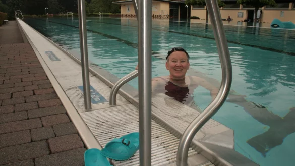 Hat das Schwimmbecken noch f&uuml;r sich: Die Barntruperin Ilse Kropp ist eine der ersten Besucherinnen des am Sonntag er&ouml;ffneten Freibads.  Am 26. Mai startet die Badesaison auch in Alverdissen. - &copy; Sylvia Frevert