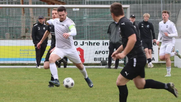 Werl-Aspes Kapitän Till Meßmann auf dem Weg nach vorne. - © Sebastian Lucas