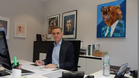 Matthias Windm&ouml;ller mag den modernen Stil und das Famili&auml;re &ndash; Windm&ouml;ller ist in der dritten Generation ein Familienunternehmen, das Fu&szlig;bodenbel&auml;ge produziert. - &copy; Astrid Sewing