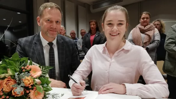 Antonia Synold darf sich in das goldene Buch der Stadt Barntrup eintragen. Sie ist Weltmeisterin im Rollkunstauf. - &copy; Carolin Brokmann-F&ouml;rster