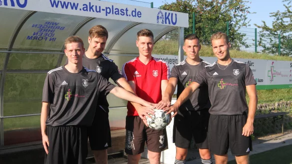 Trainer Daniel Barbarito (Mitte) mit (von links) Niklas Meier, Daniel Wall, Niklas Rogall und Jan Malte Opitz. Es fehlt der A-Jugendliche Tim Jokers, den der RSV f&uuml;r die Erste frei machte.l - &copy; Sebastian Lucas