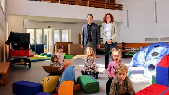 Dr. Sven Lesemann, Superintendent und Vorsitzender des Kirchenvorstandes, und Kitaleiterin Martina Bugs stehen im "Spielzimmer", in dem sonst eigentlich die Kirchenbesucher Platz genommen haben. Oben ist die Orgel zu sehen. - © Lorraine Brinkmann