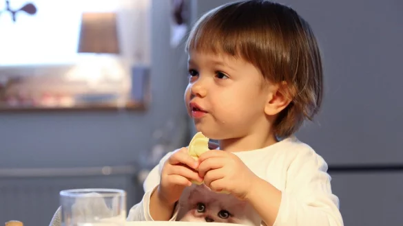 Kind beim Essen - &copy; Foto: Bodo Marks/dpa-tmn