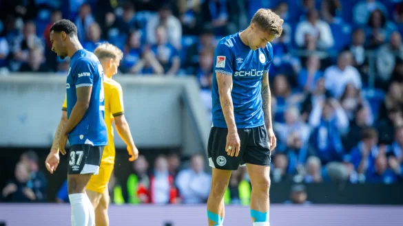 Die Arminen Jonny Grodowski (r.) und Noah Sarenren Bazee lassen nach der Niederlage die K&ouml;pfe h&auml;ngen. - &copy; Sarah Jonek