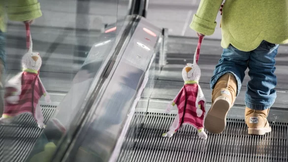 Unfallgefahr: Kinder auf der Rolltreppe im Auge behalten - &copy; Foto: Frank Rumpenhorst/dpa/dpa-tmn