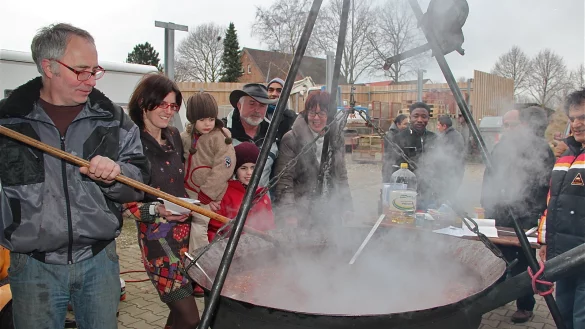 Eine starke Gemeinschaft: Erhard und Olga Wegener mit ihren Kindern Luana und Doreen sowie Artur und Lena Krein (von links) freuen sich &uuml;ber die zahlreichen Asylbewerber, die der Einladung zu einem gem&uuml;tlichen Treffen gefolgt sind. Der Iraner Ebi (Zweiter von rechts) fungiert bei Bedarf als &Uuml;bersetzer. - &copy; Stork