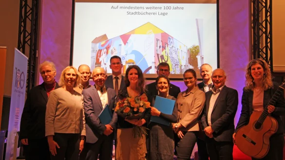 Freuen sich über das Jubiläum: Silke Fischer (hinten von links), Detlef Hübner, Matthias Kalkreuter, Michael Biermann, Matthias Kindsgrab sowie (vorne von links) Manuela Kohl, Frank Sommer, Eva-Maria Allert, Marjam
Azemoun, Fabienne Biermann, Frank Rayczik, Janine Dahlmann. - © Madeleine Biermann