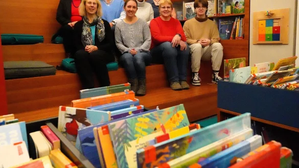 Das Team der Stadtbibliothek: (vordere Reihe, von links) Bibliotheksleiterin Manuela Kohl, Jennifer Dirks, Britta Grabbe, Simon Schultz sowie (hintere Reihe, von links) Frieda Teichrieb, Ida Böddeker, Katja Blume und Carina Deiß. - © Stadt Detmold