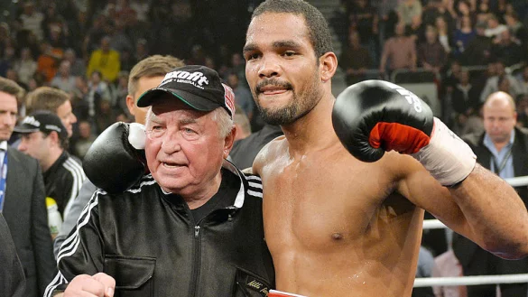 Der IBF-Boxweltmeister im Cruisergewicht Yoan Pablo Hernandez - hier nach dem WM-Sieg mit seinem Trainer Ulli Wegener. - &copy; Foto: dpa