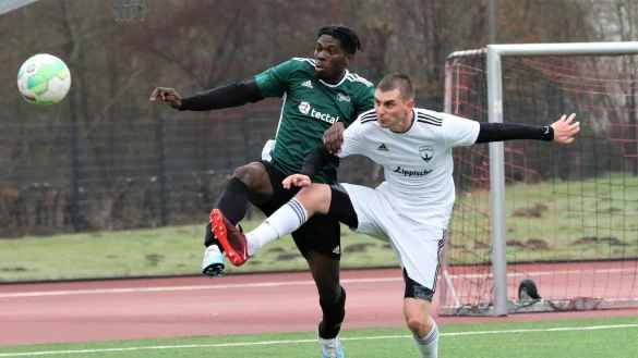 Fu&szlig; an Fu&szlig; mit Blick zum Ball: Mohamed Awal Akambi Souhala von den SF Oesterholz-Kohlst&auml;dt im Duell mit Detmolds Oleksandr Mamliuk. - &copy; Oliver K&ouml;nig