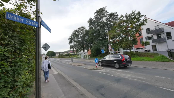 Die Tempo-30-Ausschilderung auf der Bielefelder Stra&szlig;e in der N&auml;he der Einm&uuml;ndung der Orbker Stra&szlig;e wurde urspr&uuml;nglich mit dem Schild "Altenheim" begr&uuml;ndet. Rechts im Bild ist ein Pflegeheim zu sehen. Weil es das Schild "Pflegeheim" in der Stra&szlig;enverkehrsordnung nicht gibt, wird Tempo 30 nun nicht mehr per Zusatzschild erkl&auml;rt. - &copy; Jost Wolf