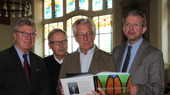 „Freunde der Residenz“: Helmut Merwitz, Ulrich Heinemann, Clemens Heuger und Dr. Oliver Karnau (von links) bei der Vorstellung des Buches „Profane Glasmalerei“. - © Thorsten Engelhardt