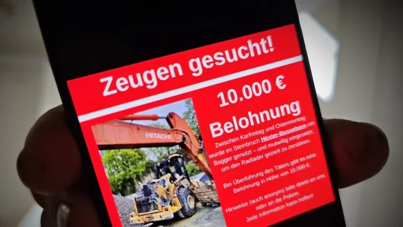 &Uuml;ber Ostern wurde ein Radlader der Firma Altmiks-Schotter aus H&ouml;xter schwer besch&auml;digt. Das Unternehmen sucht Zeugen - und setzt eine gro&szlig;e Belohnung aus. - &copy; Svenja Ludwig