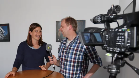 Spaß beim LZ-Besuch: Linda Stahl mit Sportredakteur Sebastian Lucas. - © Oliver König