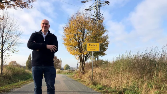 Matthias Nacke steht am Ortseingangsschild von Ehrsen. Nur ein paar Meter weiter liegt sein Hof. Der Landwirt baut vor allem Weizen, Mais und Zucker an. - &copy; Sven Kienscherf