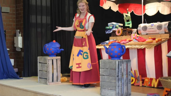 Fröhliche Deutschstunde: Solveig Wagenhäuser hat die Grundschule „Am Habichtsberg“ besucht. Als günstiges Angebot gab es ein Paket Wörter für dieselbe Sache, wie hier „Eimer“ für ein Gefäß. - © Grote