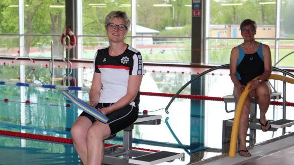 Die TG-lerinnen Ute Lange (vorne) und Anja Kr&uuml;ger lassen sich zu Schwimmlehrerassistentinnen ausbilden. - &copy; Sandra Castrup