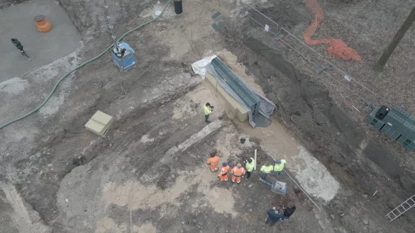 Das Rigolensystem wird auf dem Schlossplatz in die Erde eingesetzt. - © Stadt Detmold