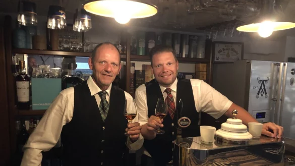 Jens M&uuml;ller (links) und Marc Epmeyer stehen an der Theke in Epmeyers Keller. In der Hand halten sie Nosing-Gl&auml;ser mit denen der Whisky bei Tastings verk&ouml;stigt wird. - &copy; Sven Kienscherf