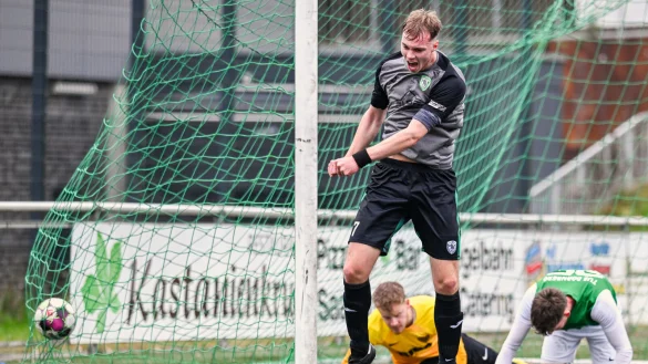 Riesenfreude: Tim Witte (grau) vom TSV Oerlinghausen freut sich ausgelassen über sein soeben erzieltes Führungstor zur 1:0-Führung. - © EGON PENNER