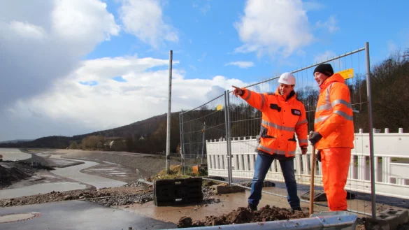 Letzte Arbeiten: Bauleiter Martin M&uuml;ller &uuml;berwacht die Montage der Leitplanken auf dem Staudamm. Donnerstag wird die Stra&szlig;e wieder freigegeben. - &copy; Marianne Schwarzer