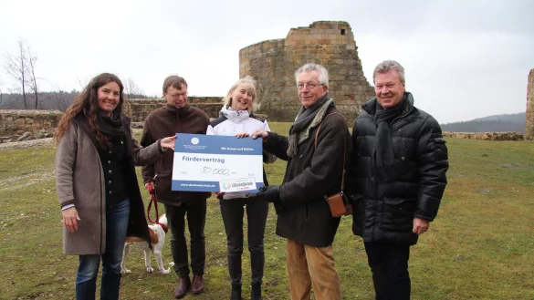 Hilfe f&uuml;r die Burg: (von links) Cordula Faber (Westlotto), Stephan Prinz zur Lippe, Sabine Schalk, Clemens Heuger und Helmut Merwitz freuen sich &uuml;ber die Unterst&uuml;tzung. - &copy; Thorsten Engelhardt