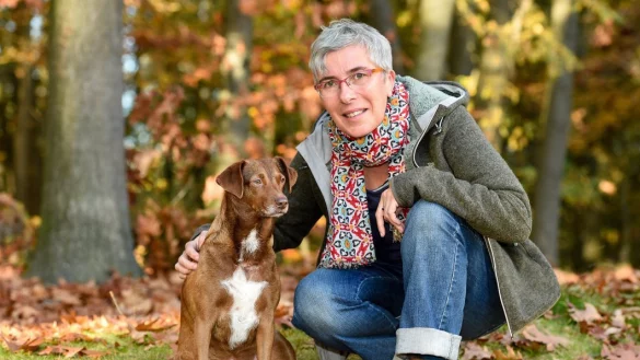 Begleitet Menschen, die ein Tier verloren haben: Sozialp&auml;dagogin Ingrid Littmann (53). Sie hat auch den Verein "Laika - Trost auf vier Pfoten" gegr&uuml;ndet. Ihre Mischlingsh&uuml;ndin Kanela ist bei den Trauergespr&auml;chen dabei.&nbsp; - &copy; Christian Weische