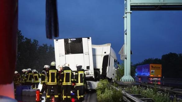Nach einem Unfall ist die A2 am Freitagmorgen f&uuml;r mehrere Stunden teilweise gesperrt. - &copy; Feritag-TV
