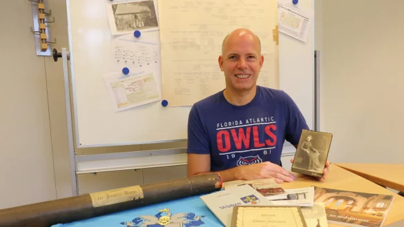 Thomas Kriete mit einem T-Shirt, das ihm seine Tante Laura geschickt hat und diversen B&uuml;chern, Fotos und Dokumenten rund um das Thema Ahnenforschung.&nbsp; - &copy; Alexandra Schaller