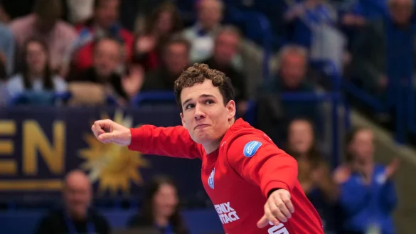 Constantin Möstl pusht nur zu gerne das Publikum in der Phoenix-Contact-Arena. - © Jörg Hagemann