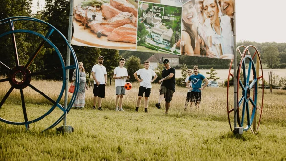 Der neue Au&szlig;enbereich soll vorallem f&uuml;r Familien interessant sein. Neben Fu&szlig;ball-Golf gibt es eine Abfahrt und Downhillstrecke f&uuml;r Bobbycar und Mountainbike. - &copy; Hotel zur Burg Sternberg