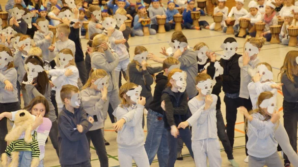 Eine Herde Elefanten zieht durch die Dreifach-Halle am Schulzentrum. Im Hintergrund wird getrommelt. - © Madlen Klarhorst