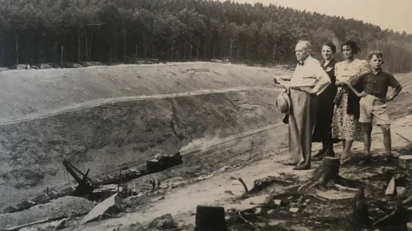 Kommt eine &auml;hnliche Baustelle wieder nach Bad Salzuflen? Das historische Foto von 1938 zeigt Schaulustige, die sich f&uuml;r die Arbeiten f&uuml;r die heutige A 2 interessieren. Im Hintergrund wird eine Schneise am Obernberg geschlagen.&nbsp; - &copy; Archiv: Monika Pr&uuml;&szlig;ner-Claus