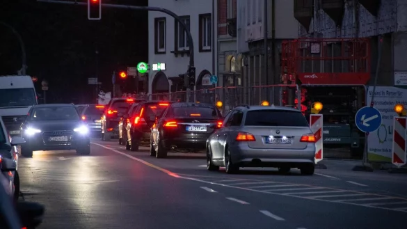Der Verkehr und die Parkplatz-Situation ist nach wie vor ein großes Thema bei den Menschen in Detmold. Im Lippe-Check erhielt die Stadt in dieser Kategorie eine besonders schlechte Bewertung. - © Archivfoto: Raphael Bartling