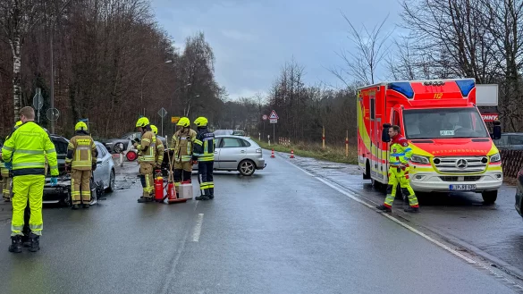 Bei einem Unfall auf der Bielefelder Stra&szlig;e in Heidenoldendorf werden die Insassen zweier Autos verletzt. - &copy; Marco Schweiger/Feuerwehr Detmold