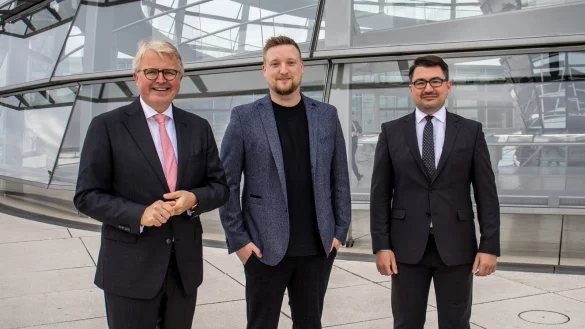 Die FDP-Politiker Christian Sauter, Frank Schäffler und Jens Teutrine (von links) nennen die Antworten der Bundesregierung auf die Kleine Anfrage der FDP-Fraktion zum Ausbau der ICE-Strecke "unbefriedigend". - © FDP